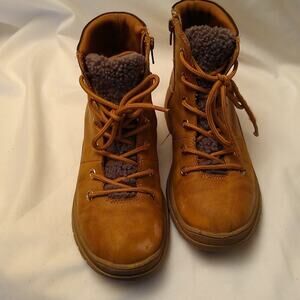 Me Too Stacy faux leather 6M hiking boots.